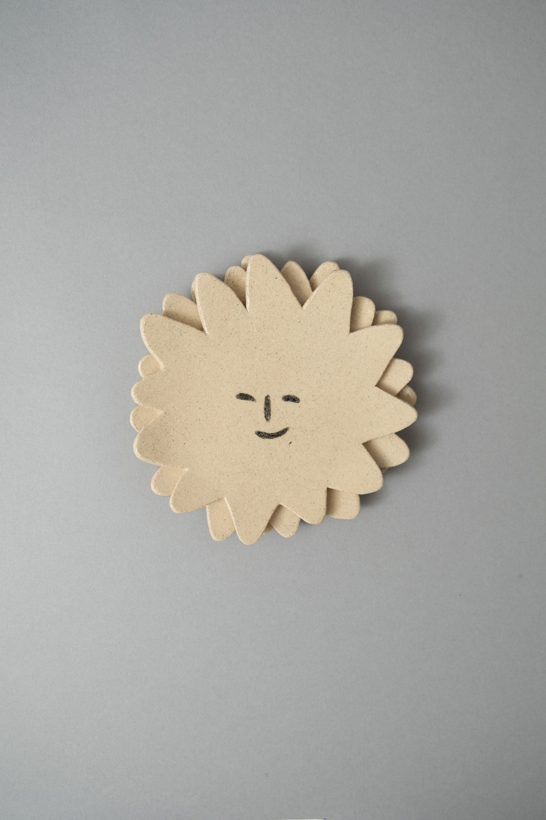 ASSIETTE MASCOTTE - "WOODY" - GRES CHAMOTTE - LÉA BALDASSARI X MAGASIN VIVANT!