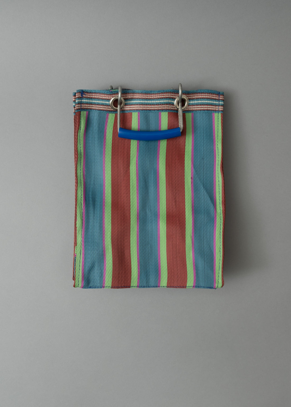 SAC TOTE RAYÉ - COMPACT & PROFOND - ROUGE & BLEU - PLASTIQUE RECYCLÉ - PUEBCO